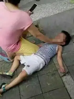 桂林7岁男孩身靠美的空调室外机护栏不幸遭电击身亡