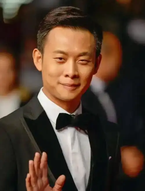 带着儿子二婚嫁演员张译,如今18年过去,才知道她嫁得