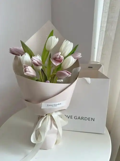 白色郁金香搭配布朗尼郁金香送妈妈花束巩