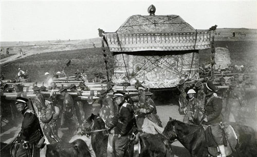 尽管朝廷的财力捉襟见肘,仍咬牙为他举行了国葬,葬礼办得轰轰烈烈.