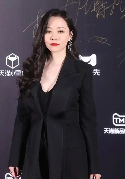 37岁张靓颖明显发福,穿过膝皮靴挤出褶皱,西装下衣失踪真惹眼