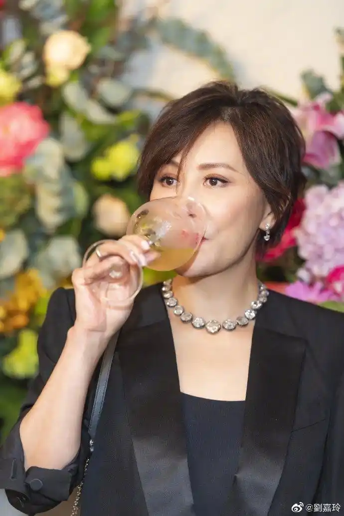 刘嘉玲穿黑色西装清爽短发造型优雅性感