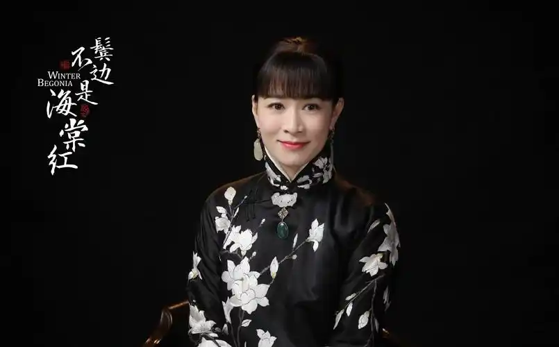 44岁佘诗曼新造型亮相,齐刘海配旗袍,网友:大气中国美!