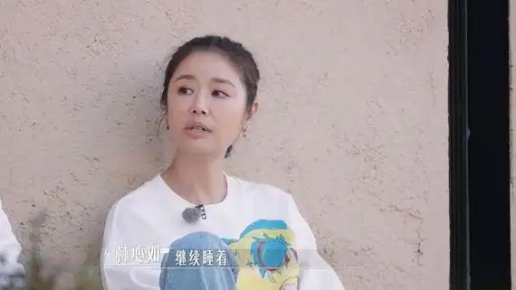 霍建华亲自接送6岁女上小学林心如曝日常我就在家继续睡