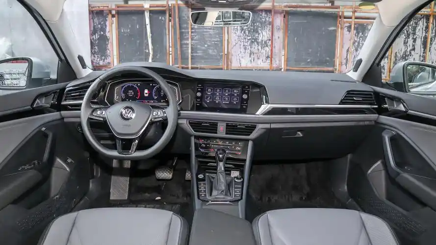 此外,新速腾的内饰也换装了新一代大众家族设计.