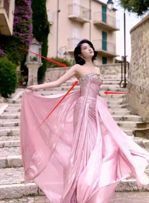 在那熠熠生辉的戛纳电影节夜晚,红毯犹如星河璀璨,但其中的一幕却意外