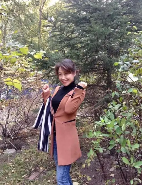 的尊重,而浓抹则会给自己带来非议,不是这个年龄段女人的常规选项了