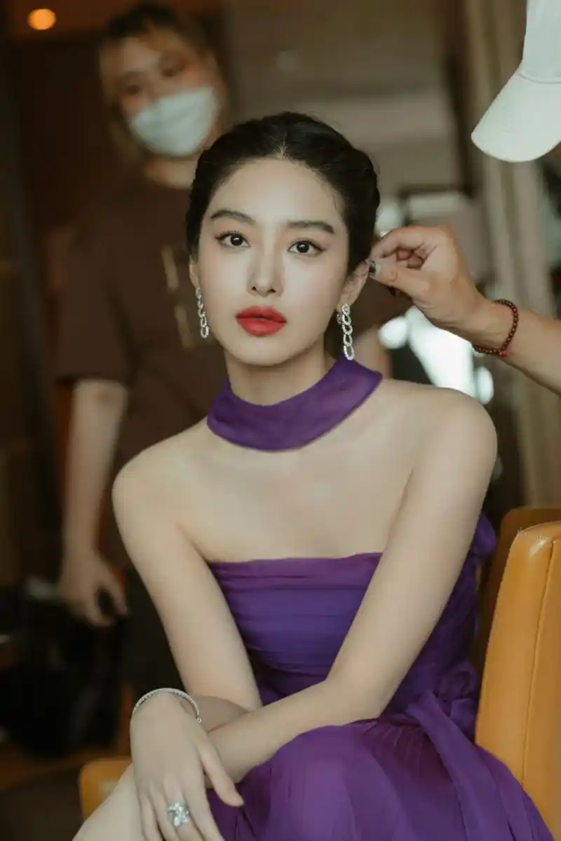 杨采钰的时尚演绎:抹胸礼服裙写真,轻盈如仙女下凡,美轮美奂,尽显东方