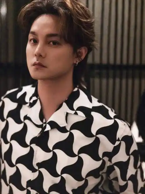 尹正留长发之前,长相不说惊为天人,也算是帅哥一枚.