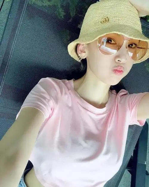 林志颖妻子晒聚会美照,吃披萨都如此迷人,穿露脐装大秀完美身材_网易