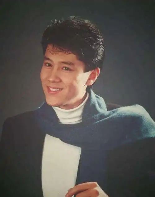 对比蔡国庆年轻时的照片,多多少少能看出来一点岁月的痕迹,但不显老也