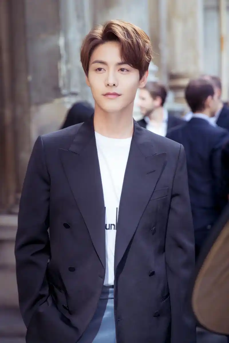 马天宇颠覆搭配亮相巴黎秀场雅痞时尚的完美表现