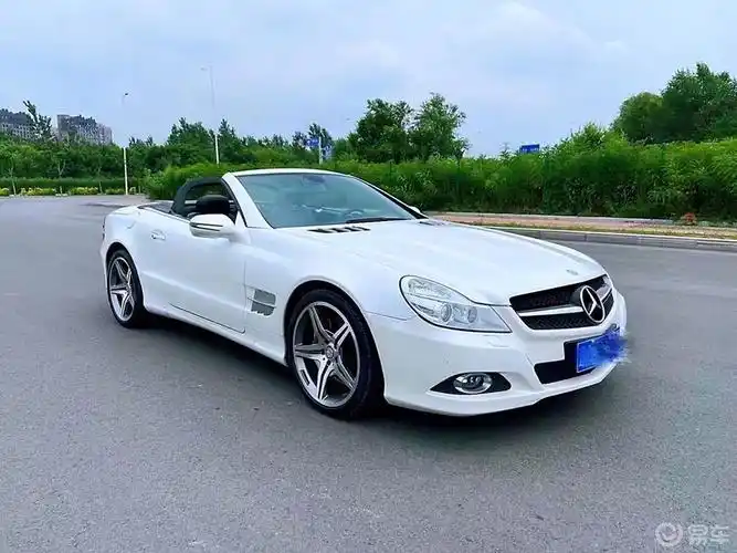 30天拍车挑战奔驰敞篷跑车的外观有种时尚的气息整体造型十分抢眼奢华