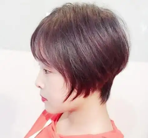 后面头发做层次打理,弄出饱满立体效果,修颜又塑型,这样的波波头短发