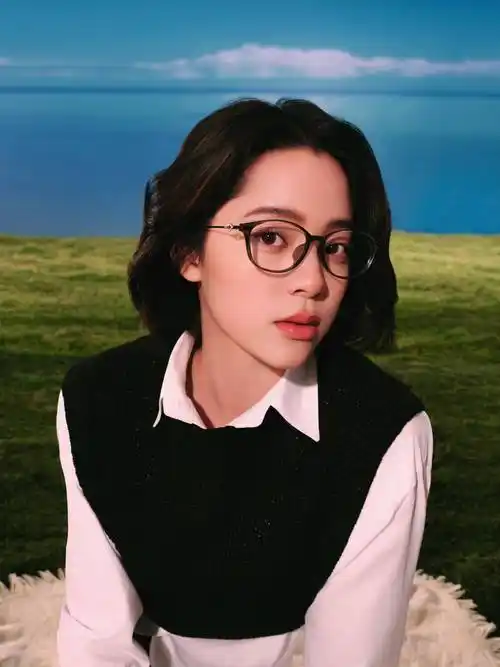 菲拉格慕眼镜全球品牌代言人欧阳娜娜演绎2022春夏眼镜广告大片