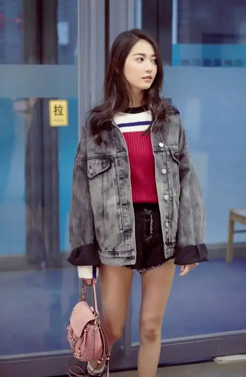 新晋小花旦@陈钰琪yukee近日曝光一组街拍写真,脚踩马丁靴,一双大长腿