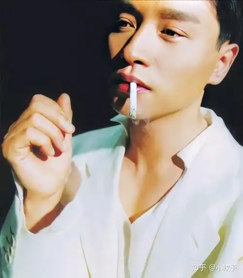 拍的很有意境,很张国荣翩翩佳世公子纵横四海里的一个镜头,太好看了这