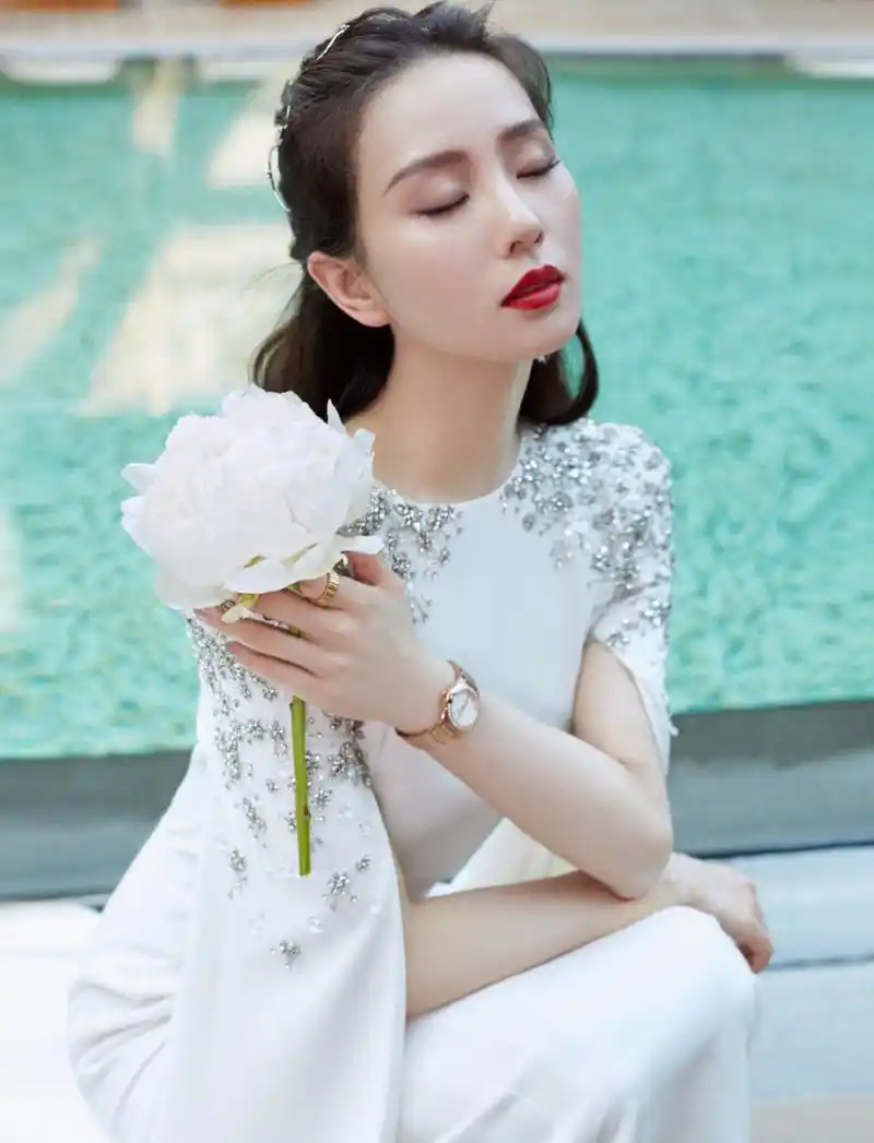 刘诗诗穿白色礼服裙美丽大方显气质