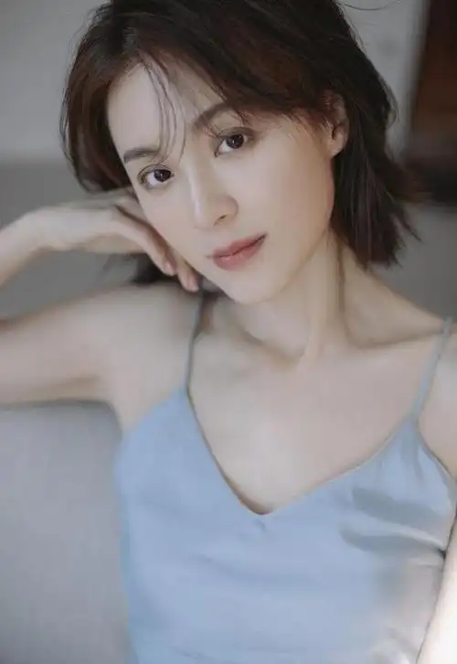 女星毛林林吊带长裙照清新脱俗不失性感