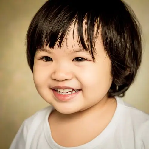 嗨童年|穿背带裤的小女孩