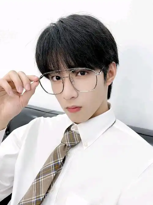 白衬衫花领带,哪款是你的最爱#刘耀文冷脸学长#.blue-刘耀文