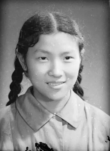 梳辫子的年轻女孩半身老照片 - 老照片素材 - 老照片修复—41图片修复