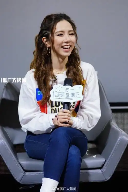 邓紫棋超话生图来啦解解笑起来太甜啦#同一屋檐下