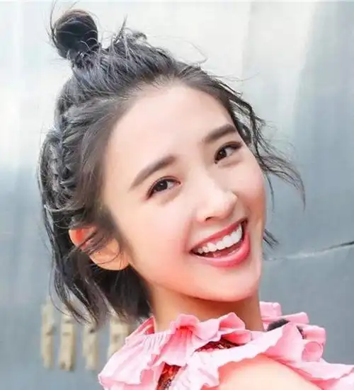 可在两侧真假一些编发,给平凡的半扎发增加一些"小心机",这个发型无论