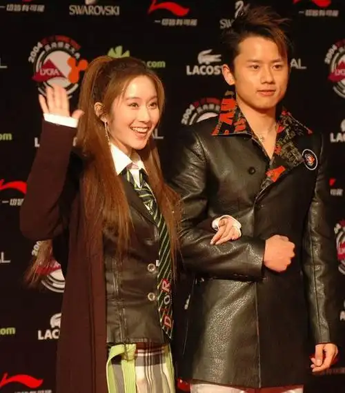 组图:许慧欣西装短裙走上红地毯展露干练一面