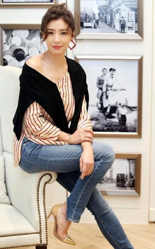 贾静雯出席活动,一身白色的连衣裙,变身微胖界女神