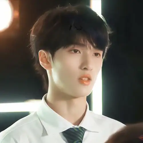 山城少年-严浩翔 ※想被秋天卷起卷进温柔的清风里,柔软的云朵里