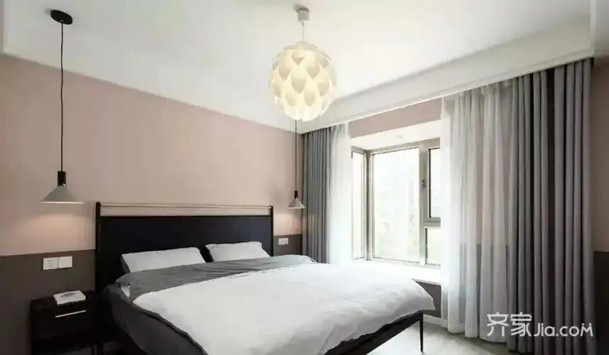 次卧的床头背景墙用了粉紫色的乳胶漆,增加了空间的优雅感,作为给