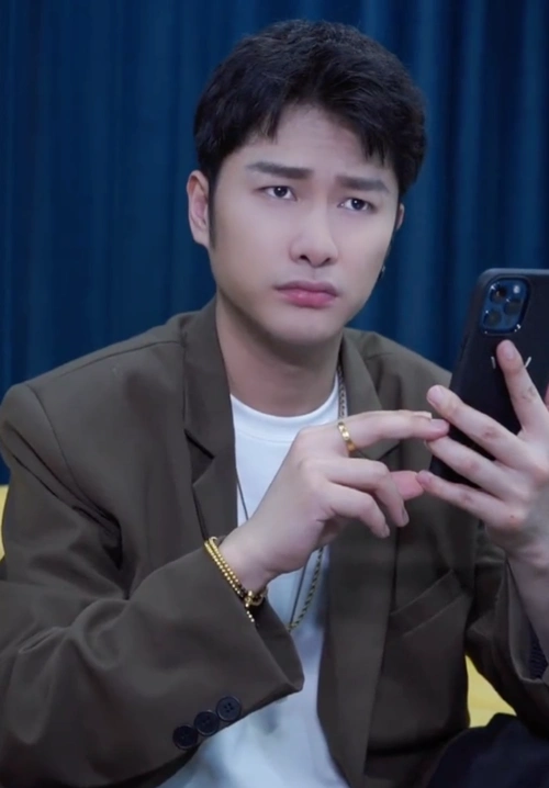 原创朱梓骁搞怪拍变妆视频满身金饰好奢侈现主攻带货一场赚千万