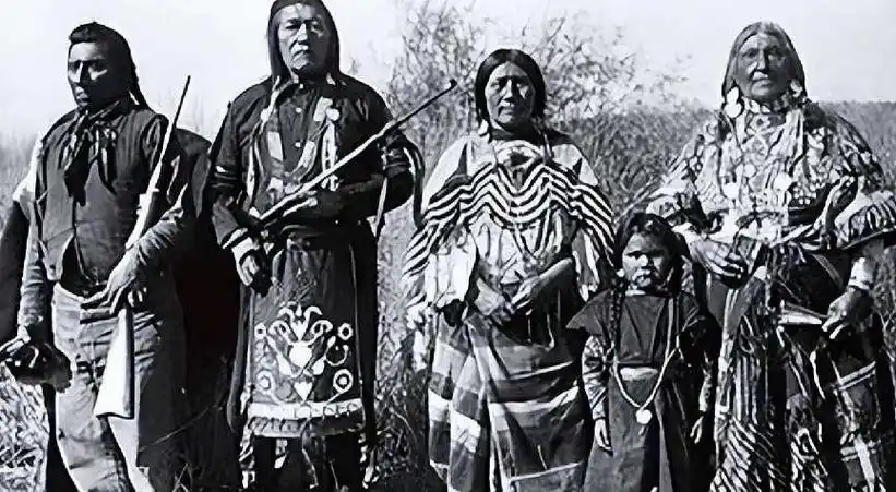 华盛顿掐住印第安小女孩脖子,用铁钩穿进她的下巴,挂在剥皮桩上