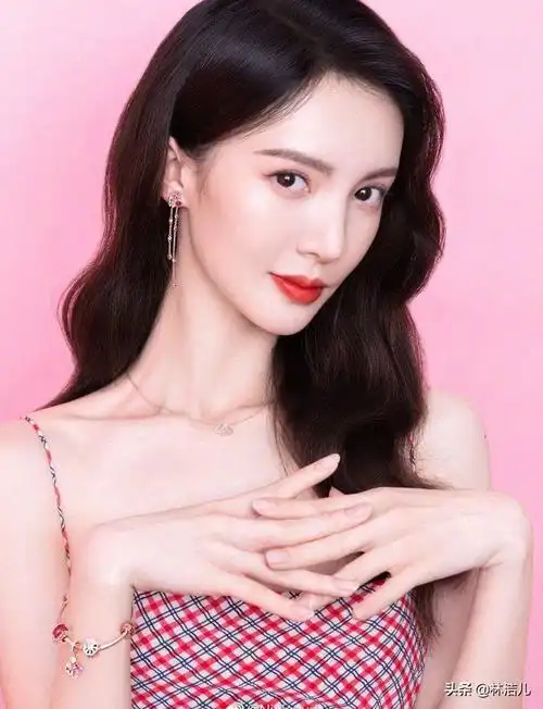 这些女明星的手比脸还好看,唐嫣堪称"手模",王鸥颜美手更撩人