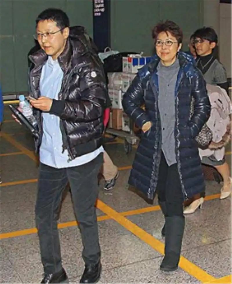 关菊英与同性伴侣现身机场女友悉心照顾两人相伴十多年