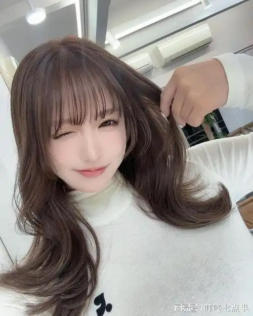 不看后悔三上悠亚白色毛衣造型惊艳全场