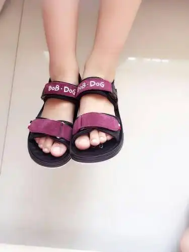 我今年11岁我上个星期穿凉鞋去学校时有同学说我的脚丫好像个女生