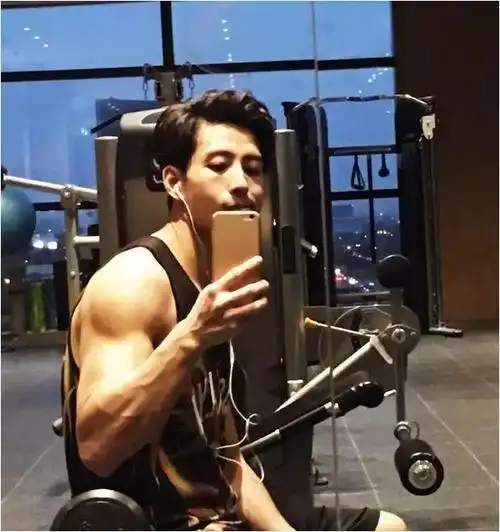 蒋劲夫是湖南长沙人,高中时期的校草,曾被寄予厚望,被视为胡歌的接班