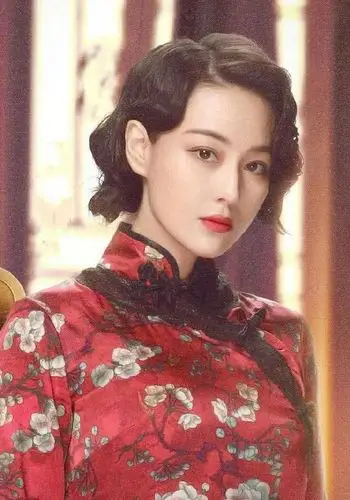 张馨予婚后回归工作,网友看到她的肚子劝她回家休息!