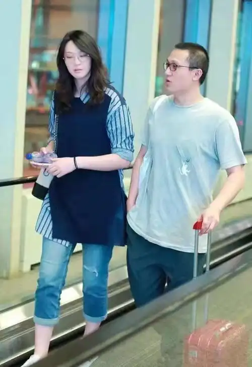 惠若琪夫妇罕见合体身高差有看点女高男矮也很甜蜜穿搭超普通