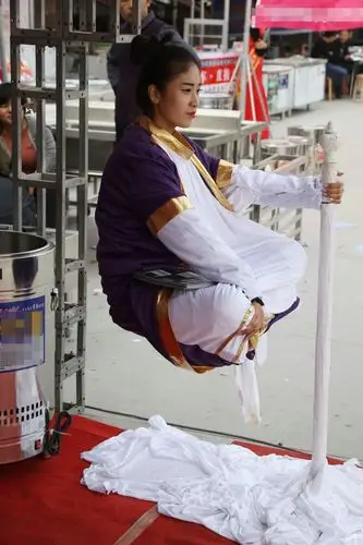 模特街头表演"悬浮术"引围观 知道真相后观众"笑哭"