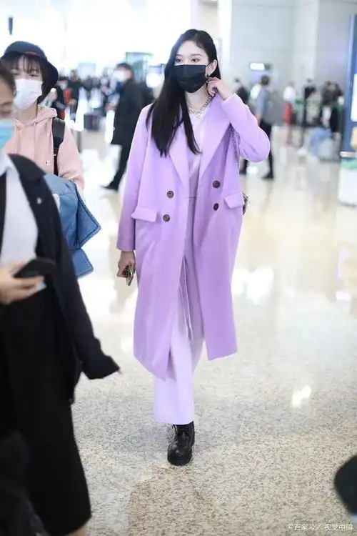 深紫色大衣的优雅搭档:下身搭配指南