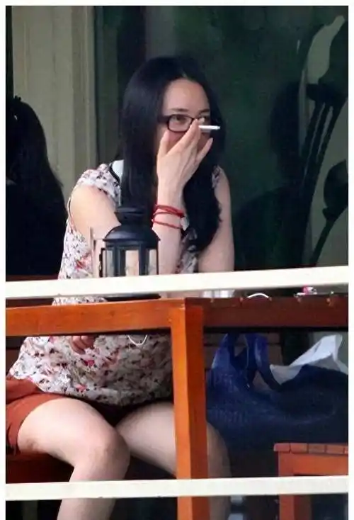 抽烟成瘾的8位女明星,个个都是老烟枪,有的还让人意想不到_生活