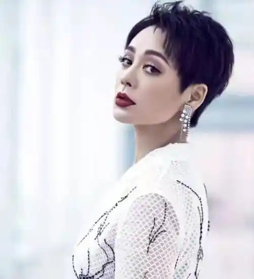 的她将生活重心放在事业上,对待爱情更是副洒脱的模样_宁静_保罗_姜文