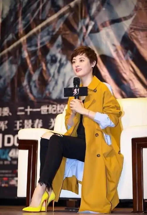 孙俪穿"柠檬鞋"是挺妩媚的,但一看到鞋跟高度,普通人还是算了