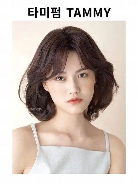 50岁左右的女性剪什么样的发型能看起来时尚又显年轻呢?