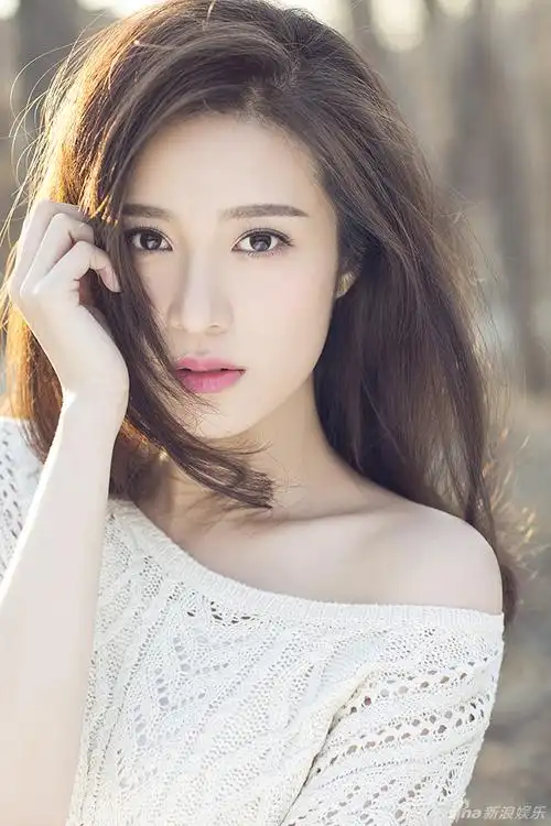 组图:邬靖靖最新写真曝光 清婉浅笑尽显气质_高清图集_新浪网