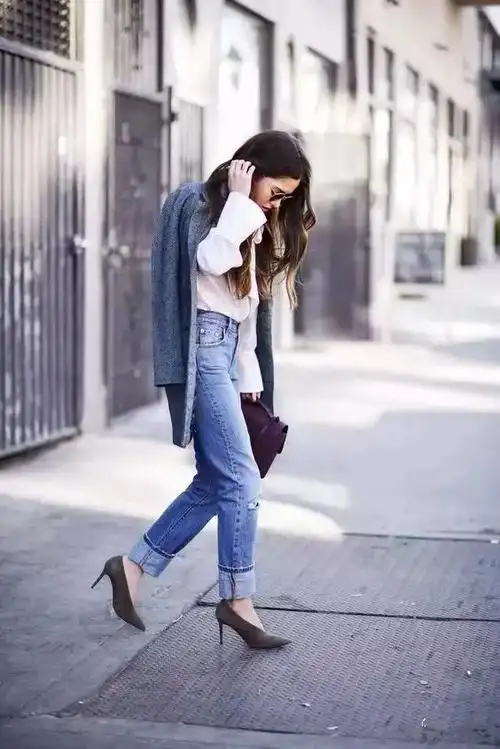 今年牛仔裤裤脚翻边卷起来更时髦