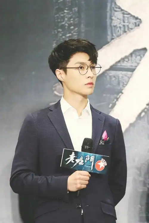 张艺兴 戴上眼镜好看炸了